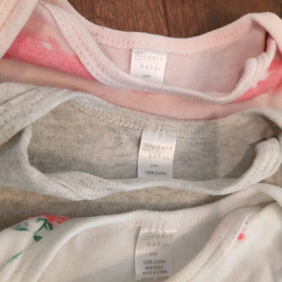 4x Short-Sleeved Onesies - Picture 2 of 3